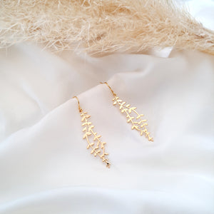 
                
                    Load image into Gallery viewer, Laurel Leaves Long Earrings Gold/ Silver
                
            