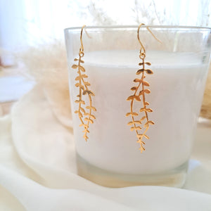 
                
                    Load image into Gallery viewer, Laurel Leaves Long Earrings Gold/ Silver
                
            