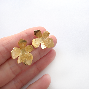 Flower Stud Earrings Gold / Silver
