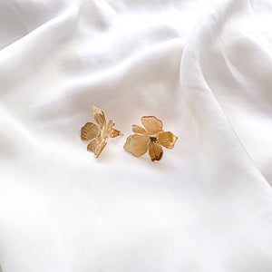 Flower Stud Earrings Gold / Silver