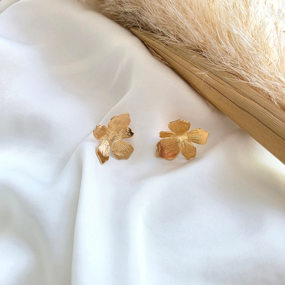 Flower Stud Earrings Gold / Silver