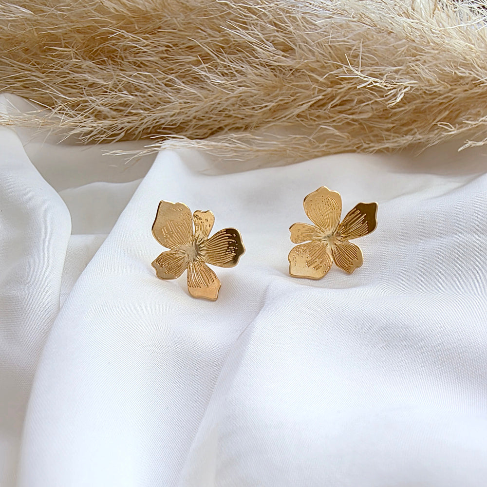 Flower Stud Earrings Gold / Silver