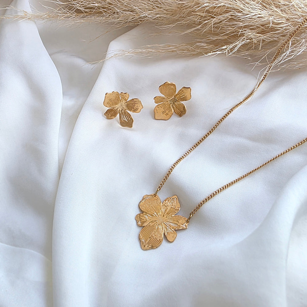 Flower Stud Earrings Gold / Silver