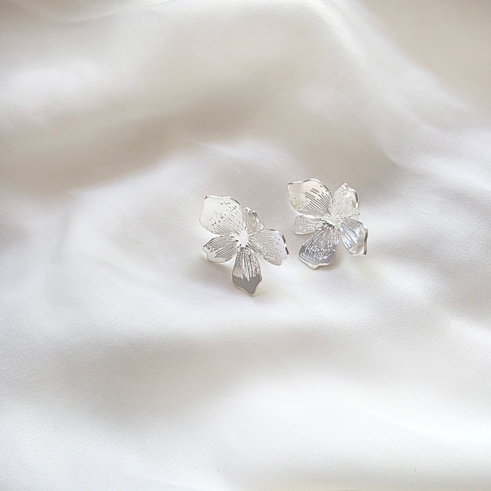 Flower Stud Earrings Gold / Silver