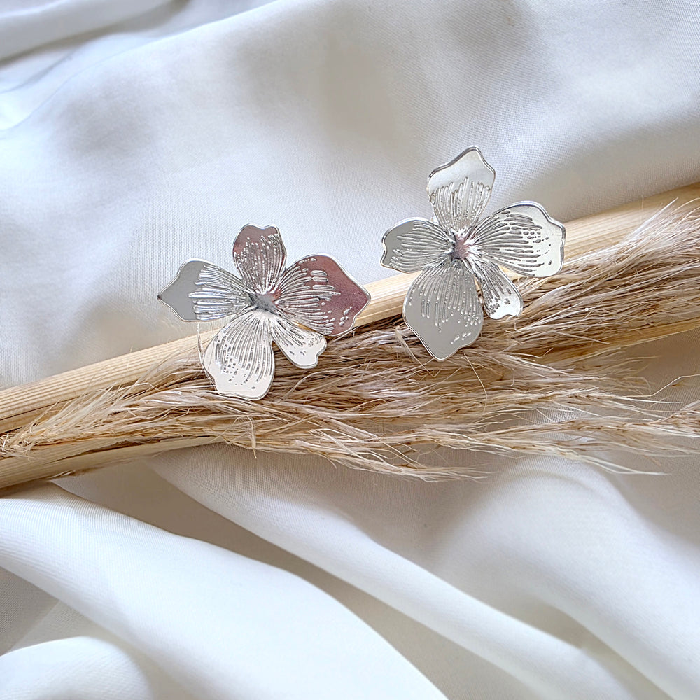 Flower Stud Earrings Gold / Silver