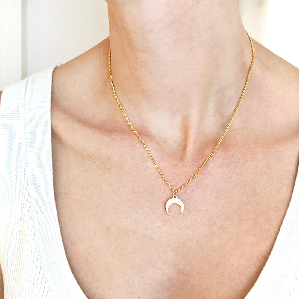 
                
                    Load image into Gallery viewer, Crescent Moon Necklace gold
                
            