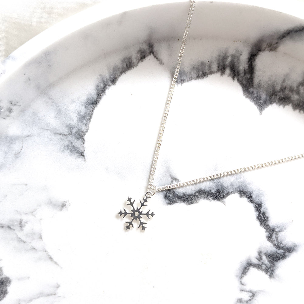 Tiny Snowflake Necklace Gold / Silver