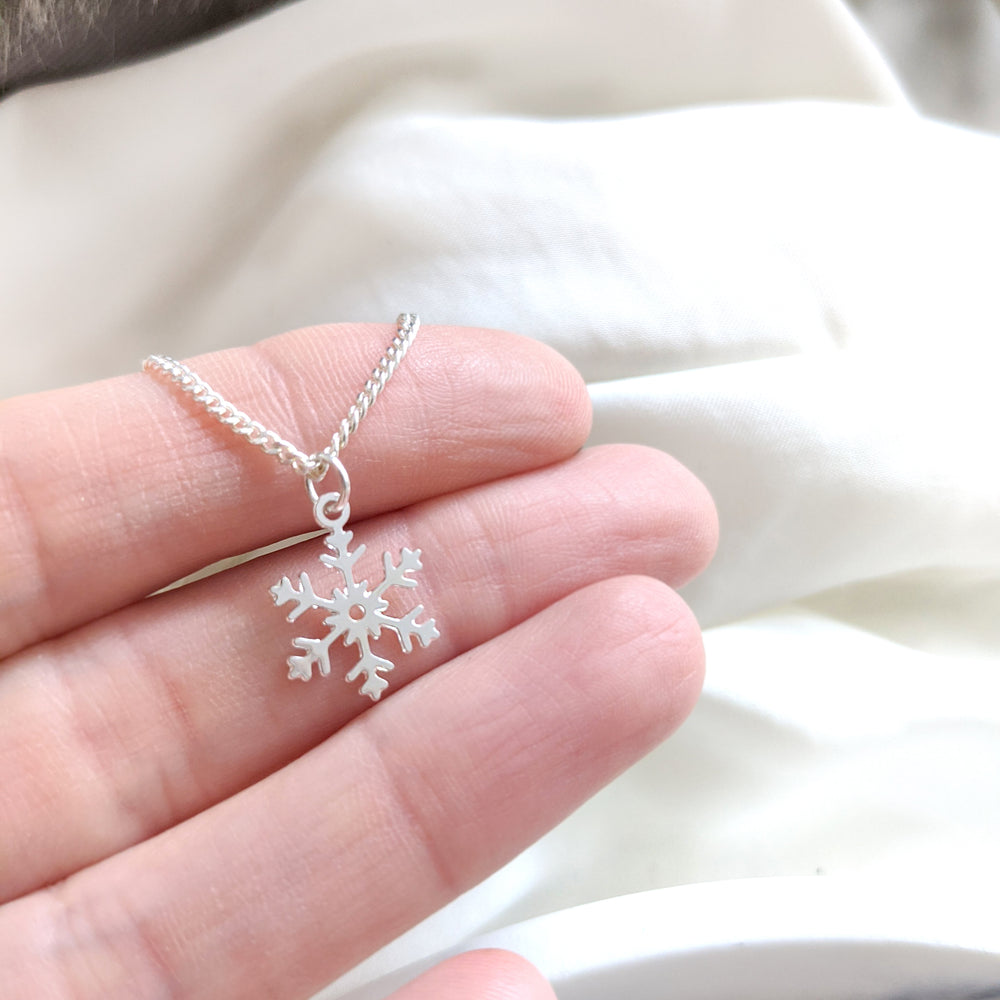 Tiny Snowflake Necklace Gold / Silver