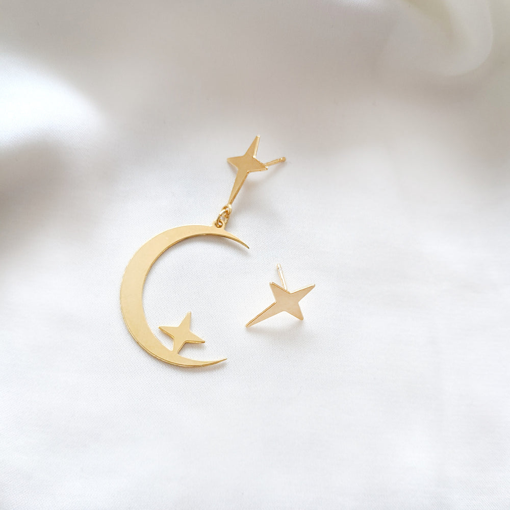 
                
                    Load image into Gallery viewer, star and Big moon earring gold
                
            